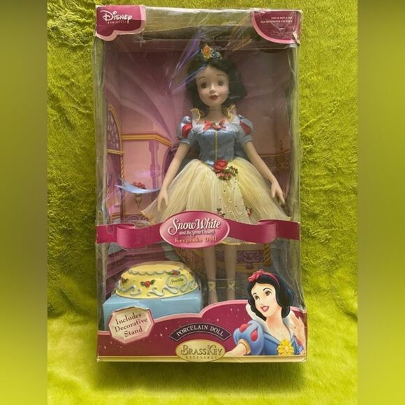 Disney SnowWhite porcelain doll